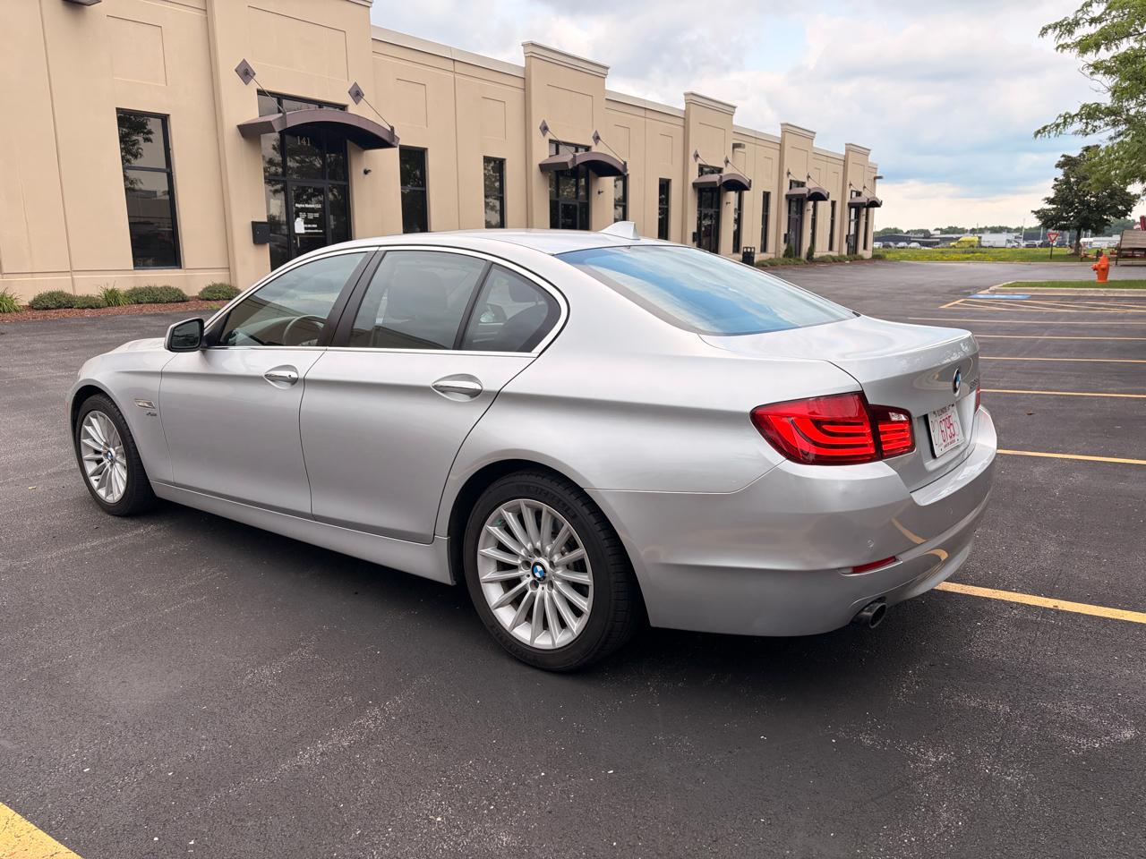 BMW 5-Series 535xi 2011