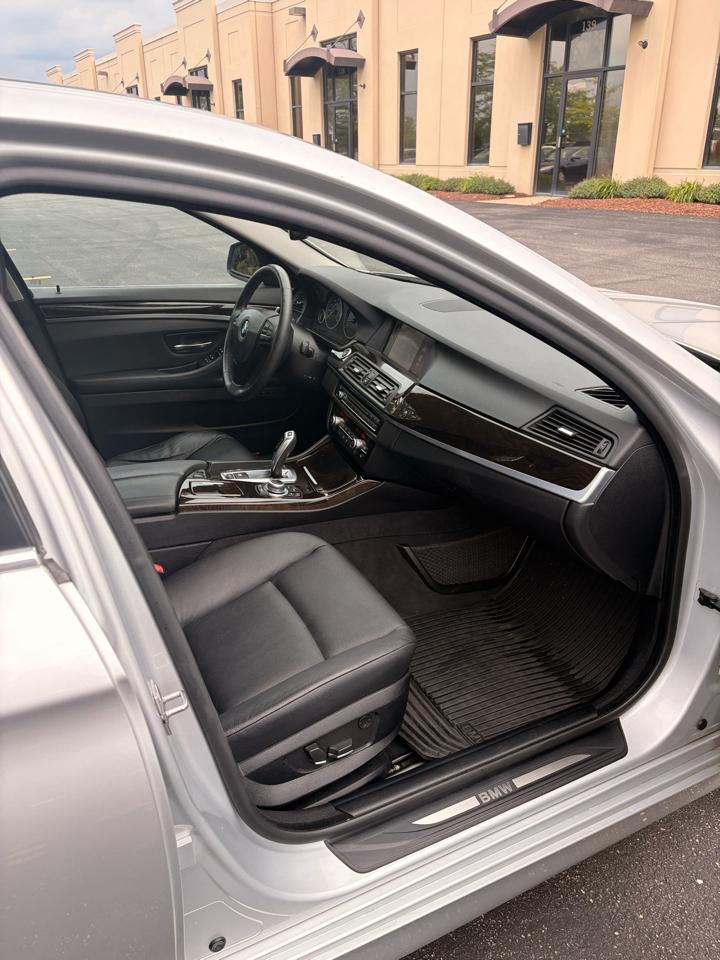 BMW 5-Series 535xi 2011