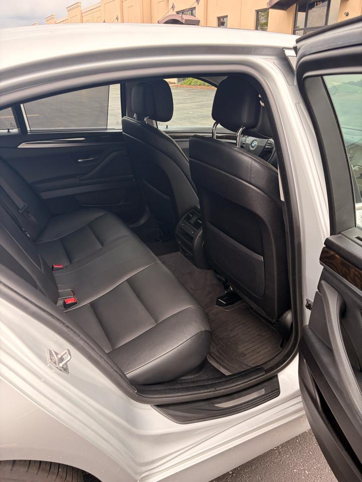 BMW 5-Series 535xi 2011