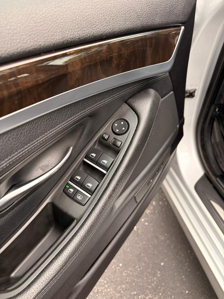 BMW 5-Series 535xi 2011