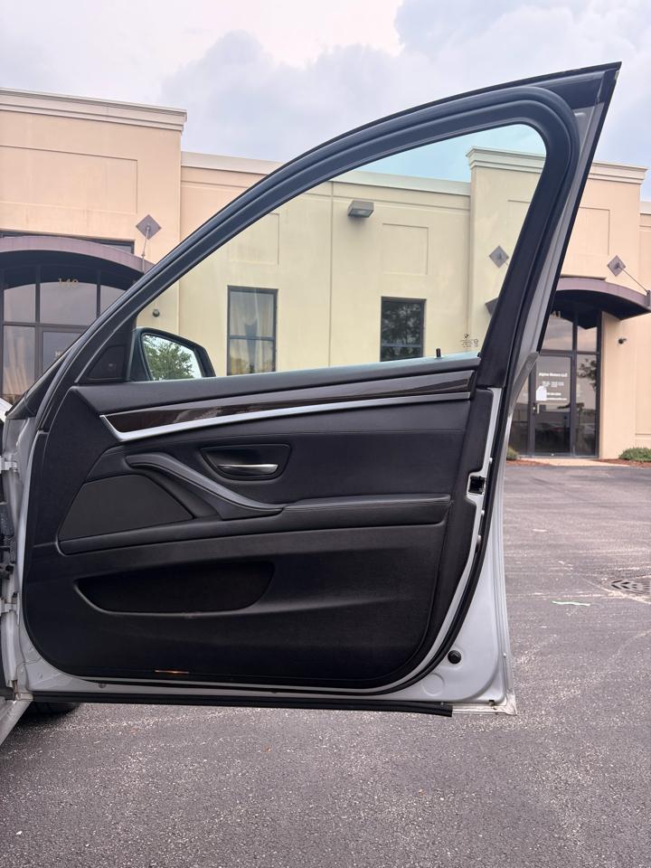 BMW 5-Series 535xi 2011