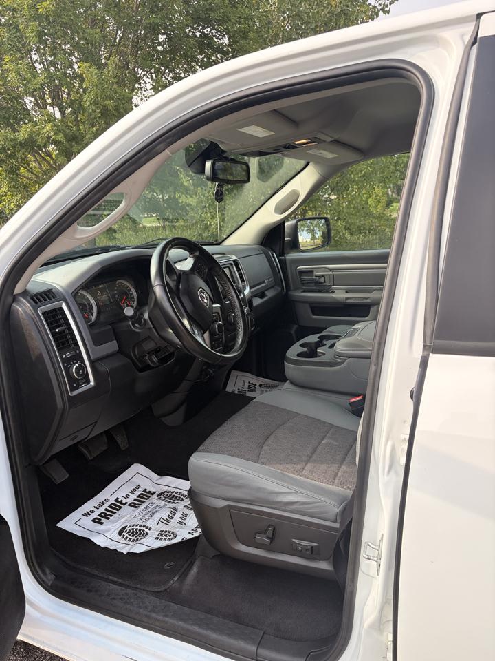 RAM 1500 SLT Quad Cab 4WD 2016