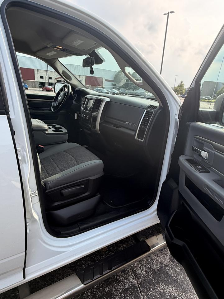 RAM 1500 SLT Quad Cab 4WD 2016