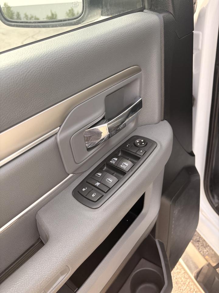RAM 1500 SLT Quad Cab 4WD 2016