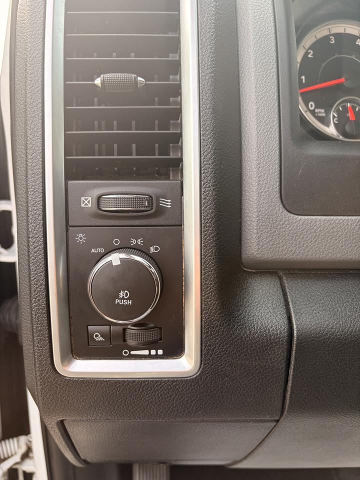 RAM 1500 SLT Quad Cab 4WD 2016