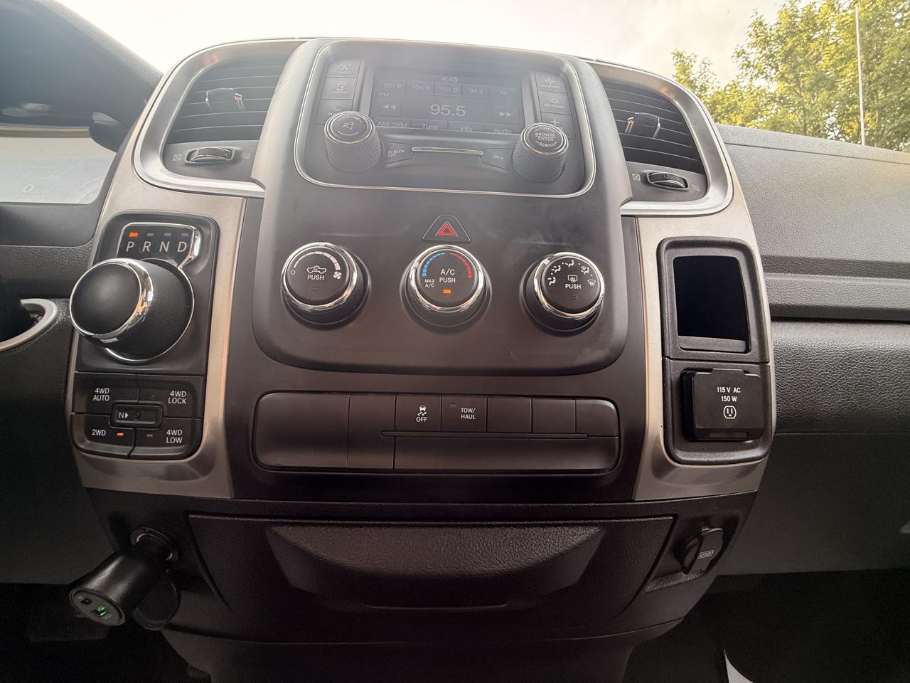 RAM 1500 SLT Quad Cab 4WD 2016