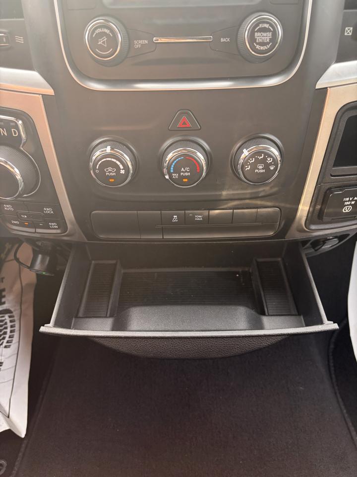 RAM 1500 SLT Quad Cab 4WD 2016