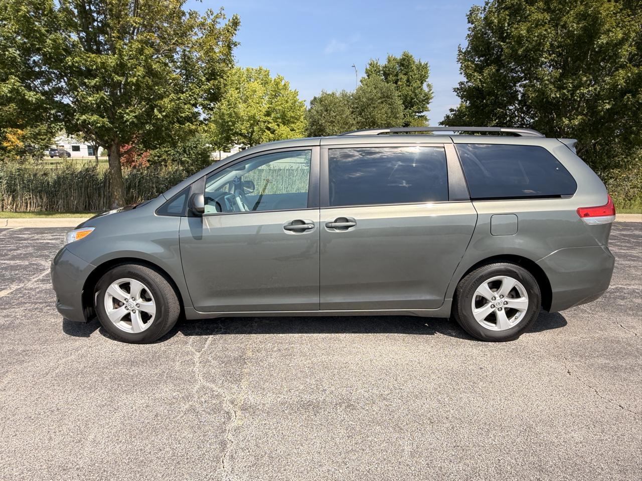 Toyota Sienna LE FWD 8-Passenger V6 2013