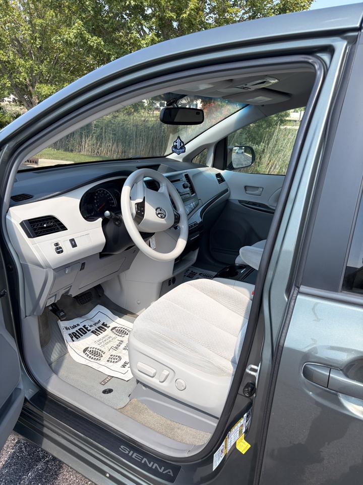 Toyota Sienna LE FWD 8-Passenger V6 2013