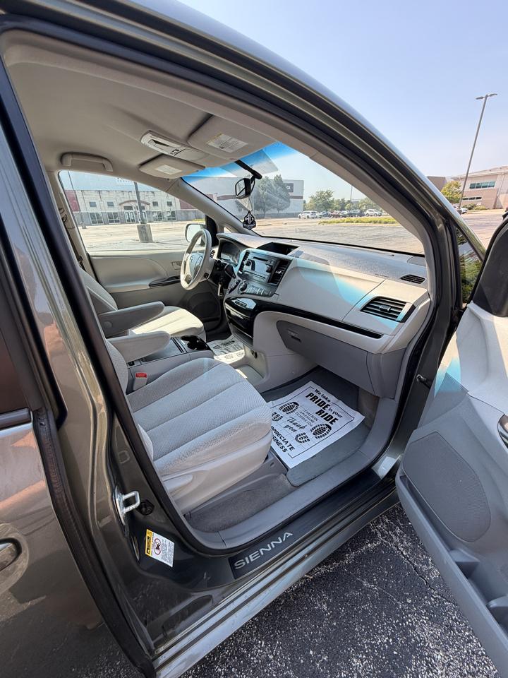 Toyota Sienna LE FWD 8-Passenger V6 2013