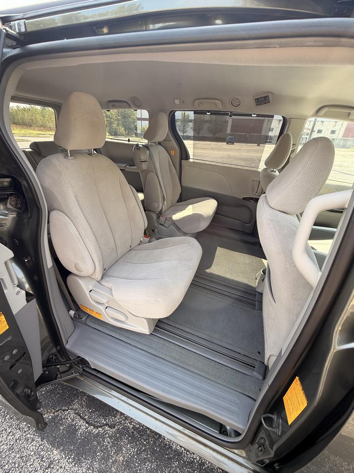 Toyota Sienna LE FWD 8-Passenger V6 2013