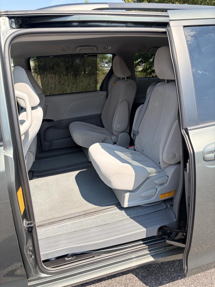 Toyota Sienna LE FWD 8-Passenger V6 2013
