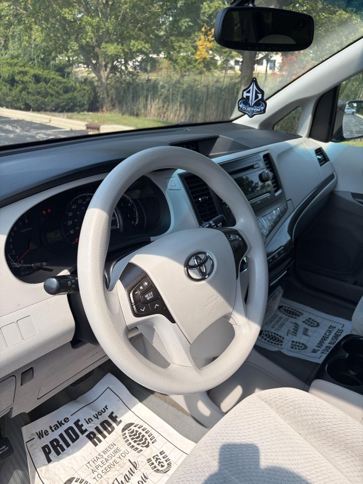 Toyota Sienna LE FWD 8-Passenger V6 2013