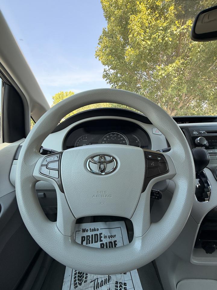 Toyota Sienna LE FWD 8-Passenger V6 2013