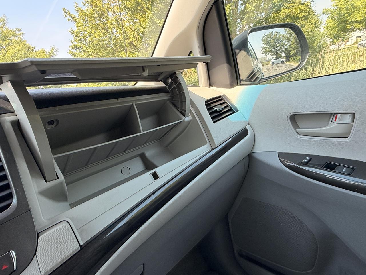 Toyota Sienna LE FWD 8-Passenger V6 2013