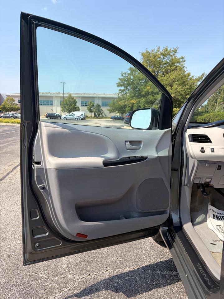 Toyota Sienna LE FWD 8-Passenger V6 2013
