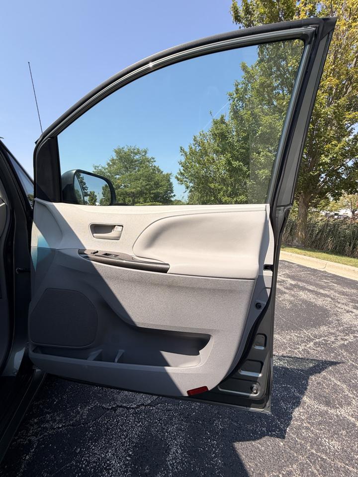 Toyota Sienna LE FWD 8-Passenger V6 2013