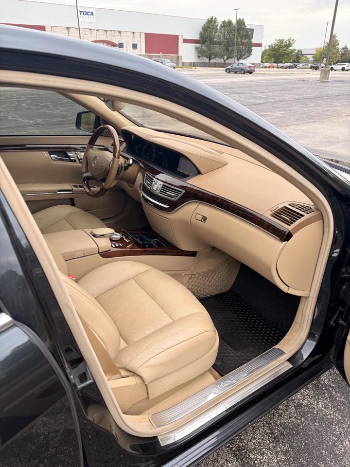 Mercedes-Benz S-Class S550 4-MATIC 2012