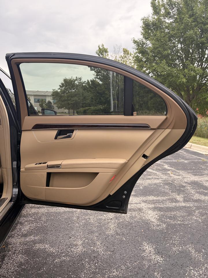 Mercedes-Benz S-Class S550 4-MATIC 2012