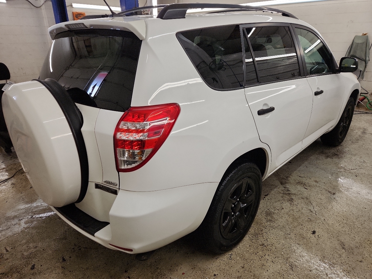 Toyota RAV4 Base I4 4WD 2012