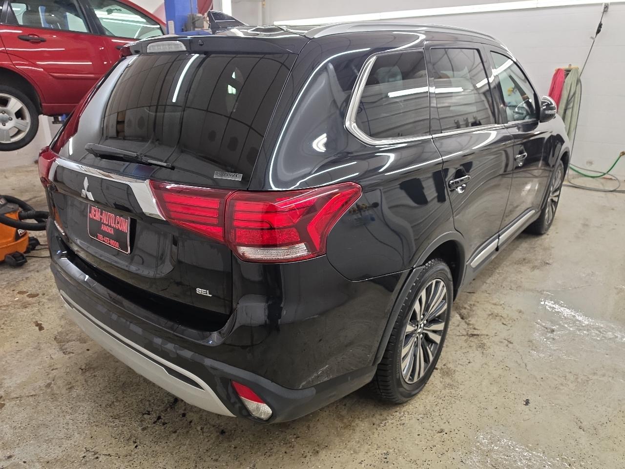 Mitsubishi Outlander SEL 4D SUV AWD 2020