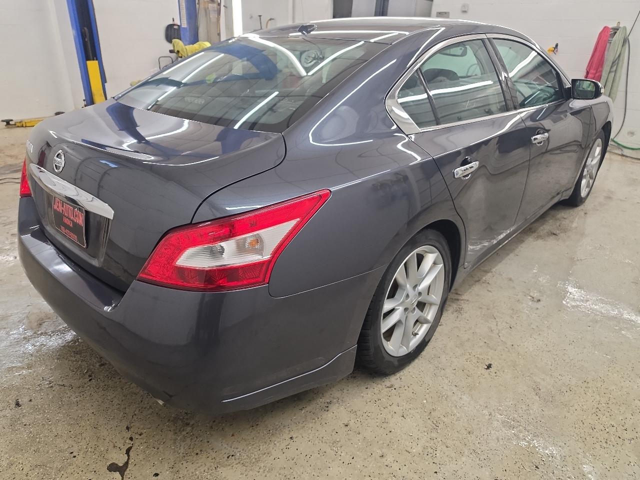 Nissan Maxima SV 2010