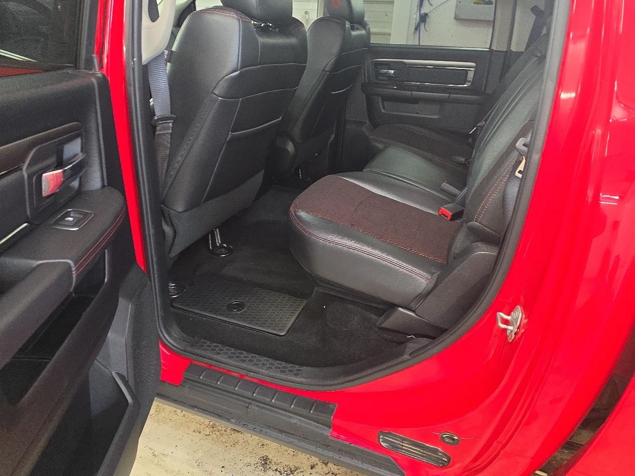 RAM 1500 4WD Crew Cab 140.5" Sport 2016