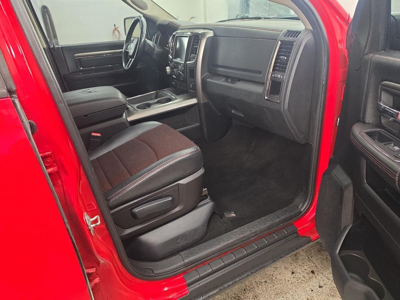 RAM 1500 4WD Crew Cab 140.5" Sport 2016