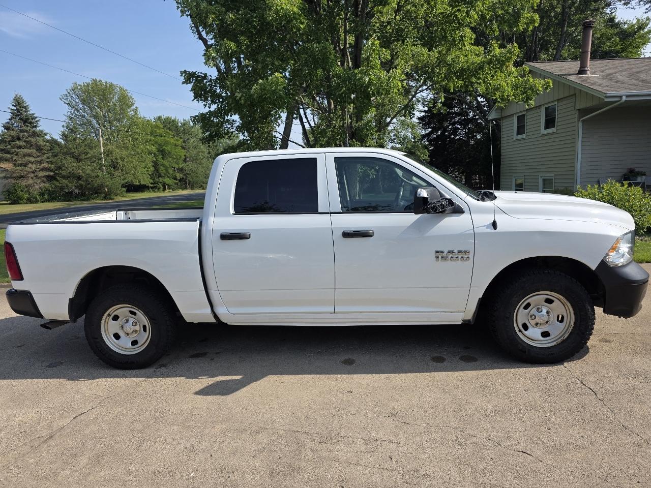 RAM 1500 4WD Crew Cab 140.5" Tradesman 2016