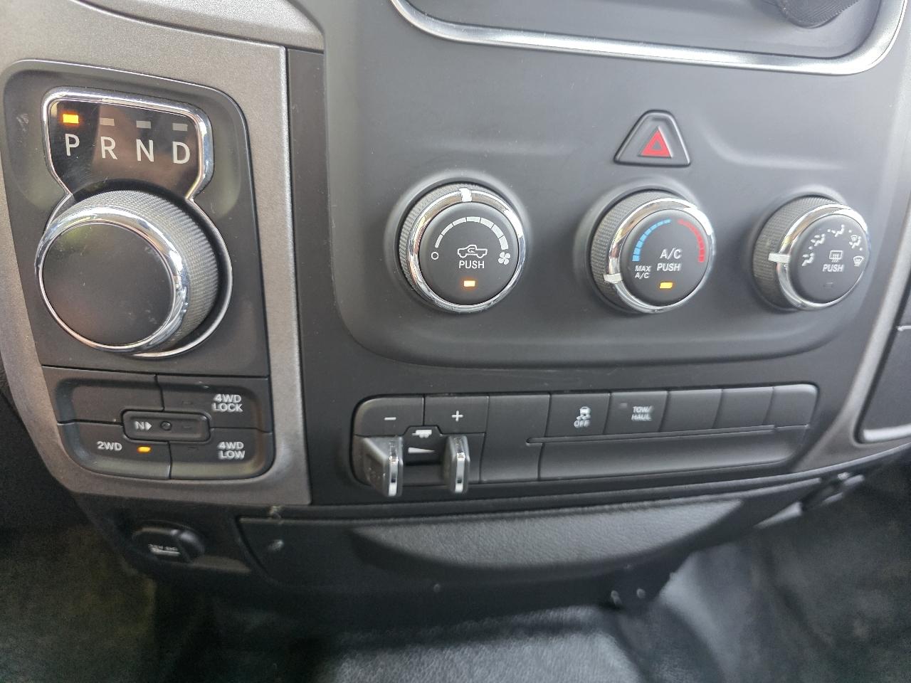 RAM 1500 4WD Crew Cab 140.5" Tradesman 2016