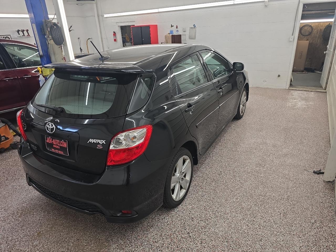 Toyota Matrix S 5-Speed AT 2012