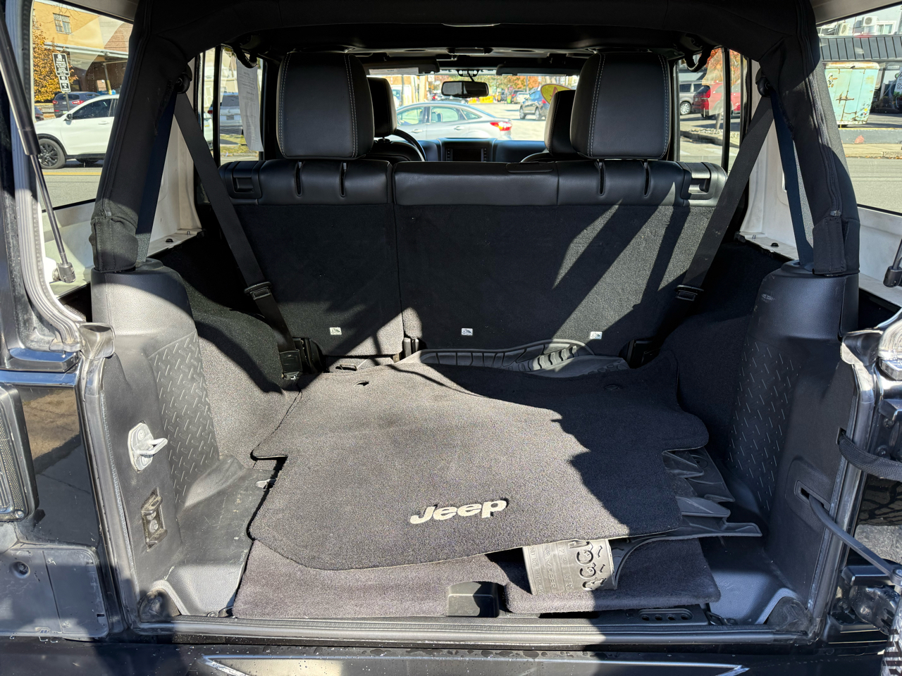 Jeep Wrangler Unlimited 4WD 4dr Sahara 2014