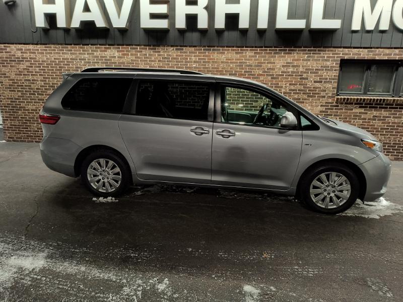 Toyota Sienna LE 7-Passenger AWD 2017