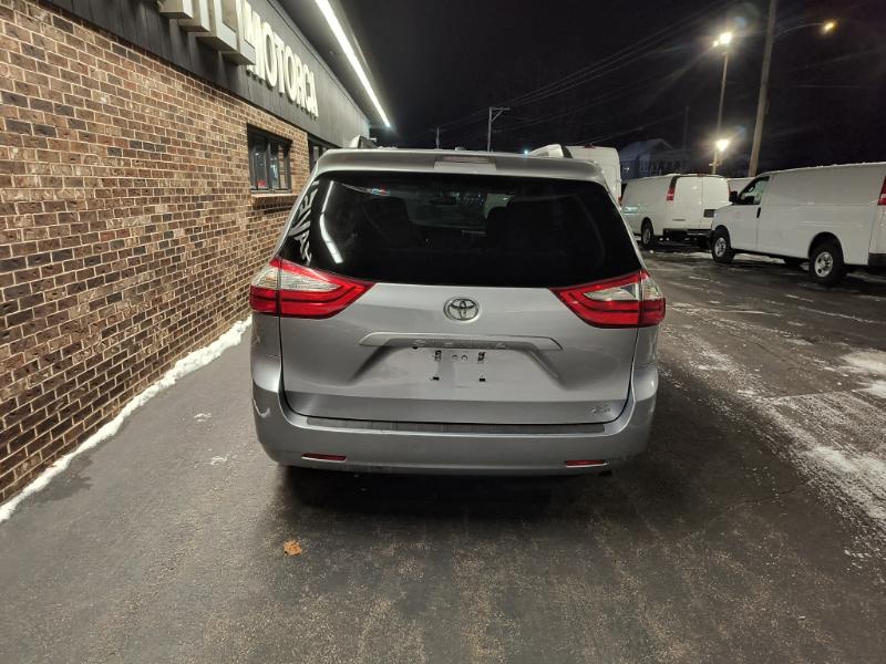 Toyota Sienna LE 7-Passenger AWD 2017