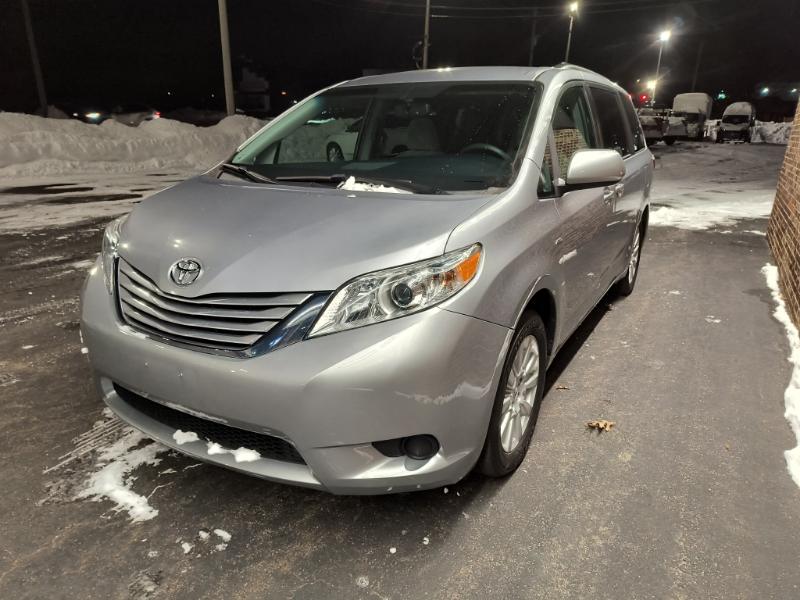 Toyota Sienna LE 7-Passenger AWD 2017