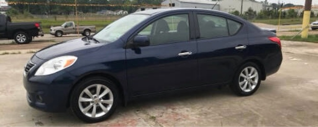 2012 Nissan Versa S's photo