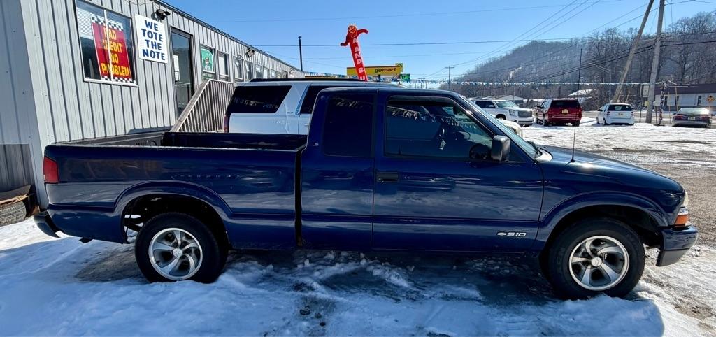 Chevrolet S-10 Ext Cab 123" WB LS 2002