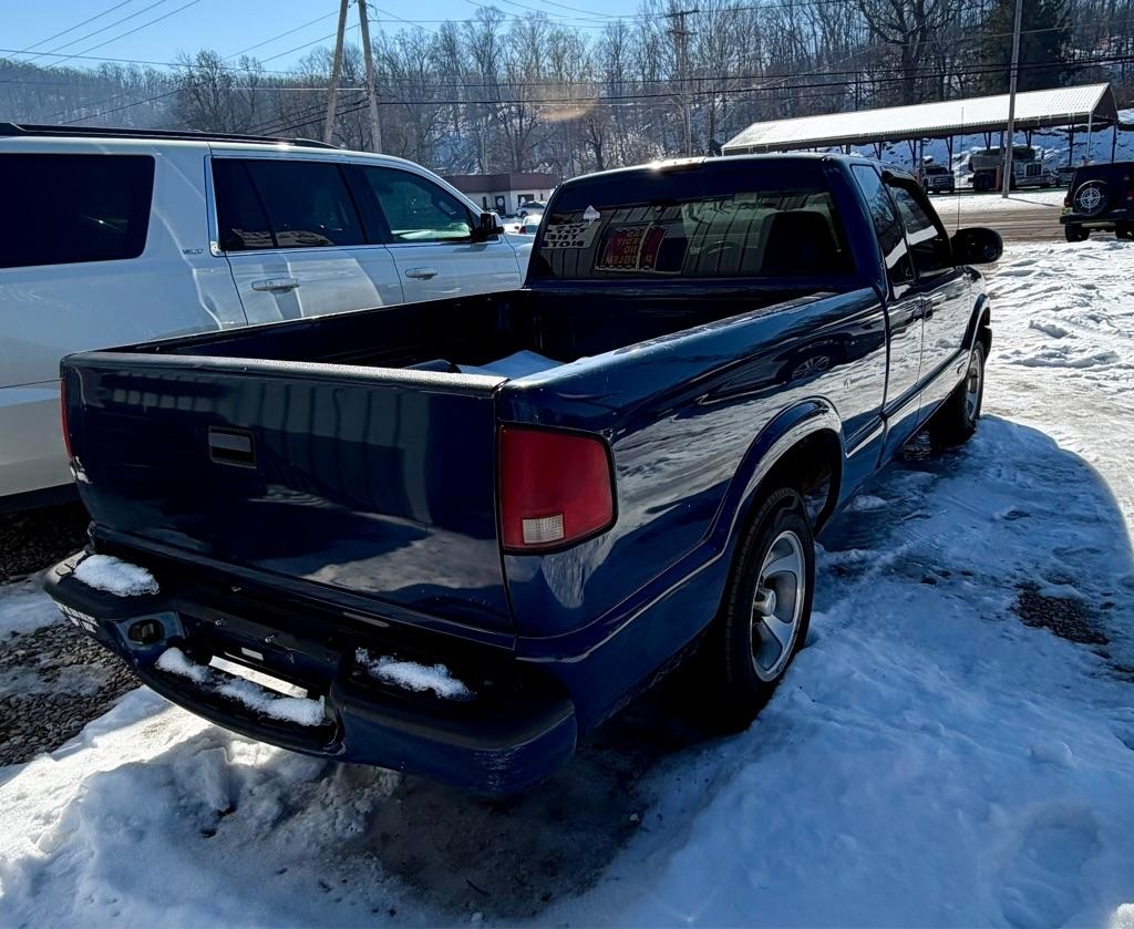 Chevrolet S-10 Ext Cab 123" WB LS 2002