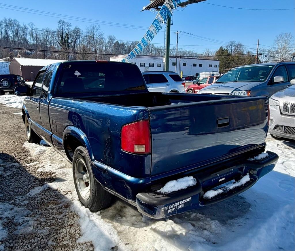 Chevrolet S-10 Ext Cab 123" WB LS 2002