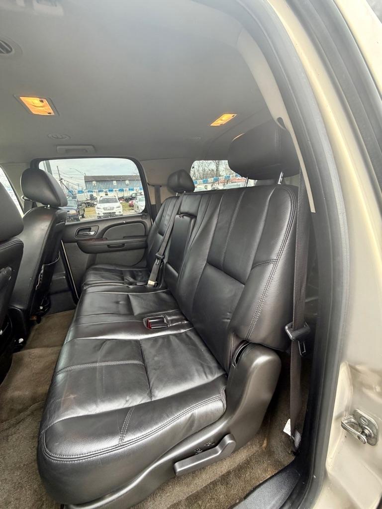 Chevrolet Suburban 4WD 4dr 1500 LT 2010