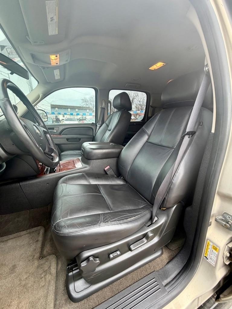 Chevrolet Suburban 4WD 4dr 1500 LT 2010