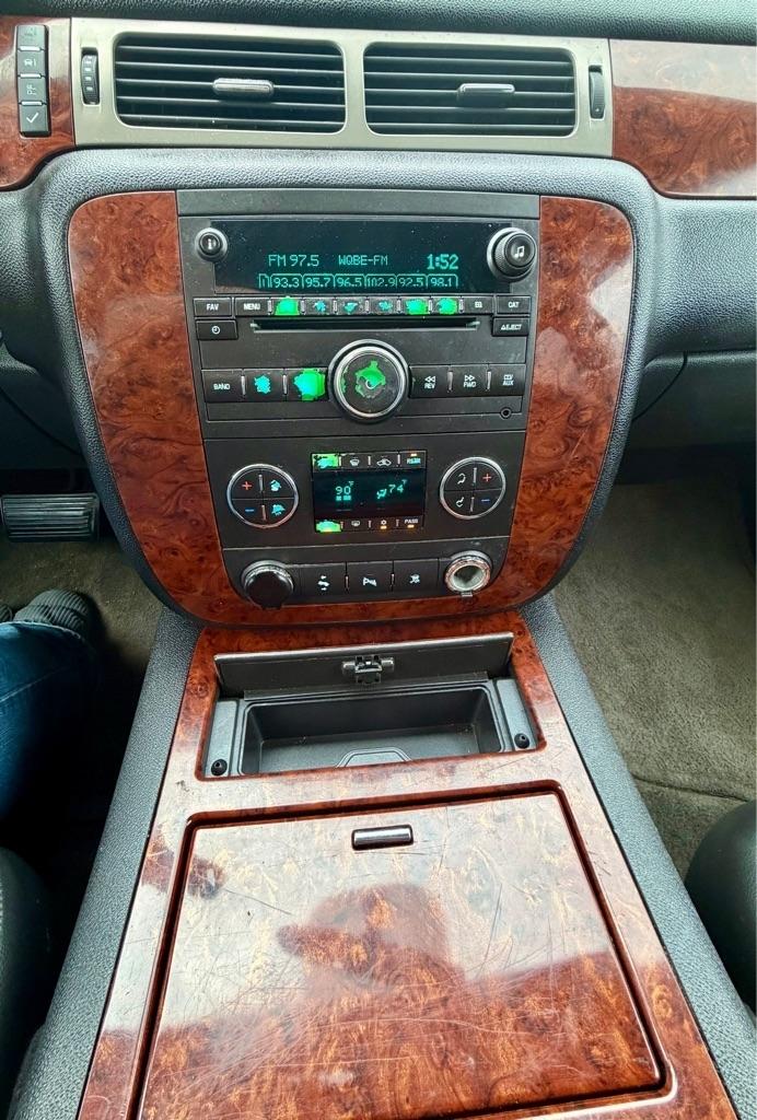 Chevrolet Suburban 4WD 4dr 1500 LT 2010