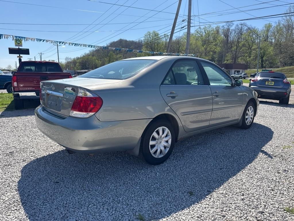 Toyota Camry 4dr Sdn XLE Auto (Natl) 2005