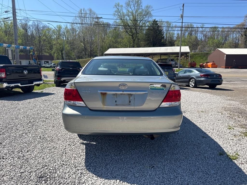 Toyota Camry 4dr Sdn XLE Auto (Natl) 2005