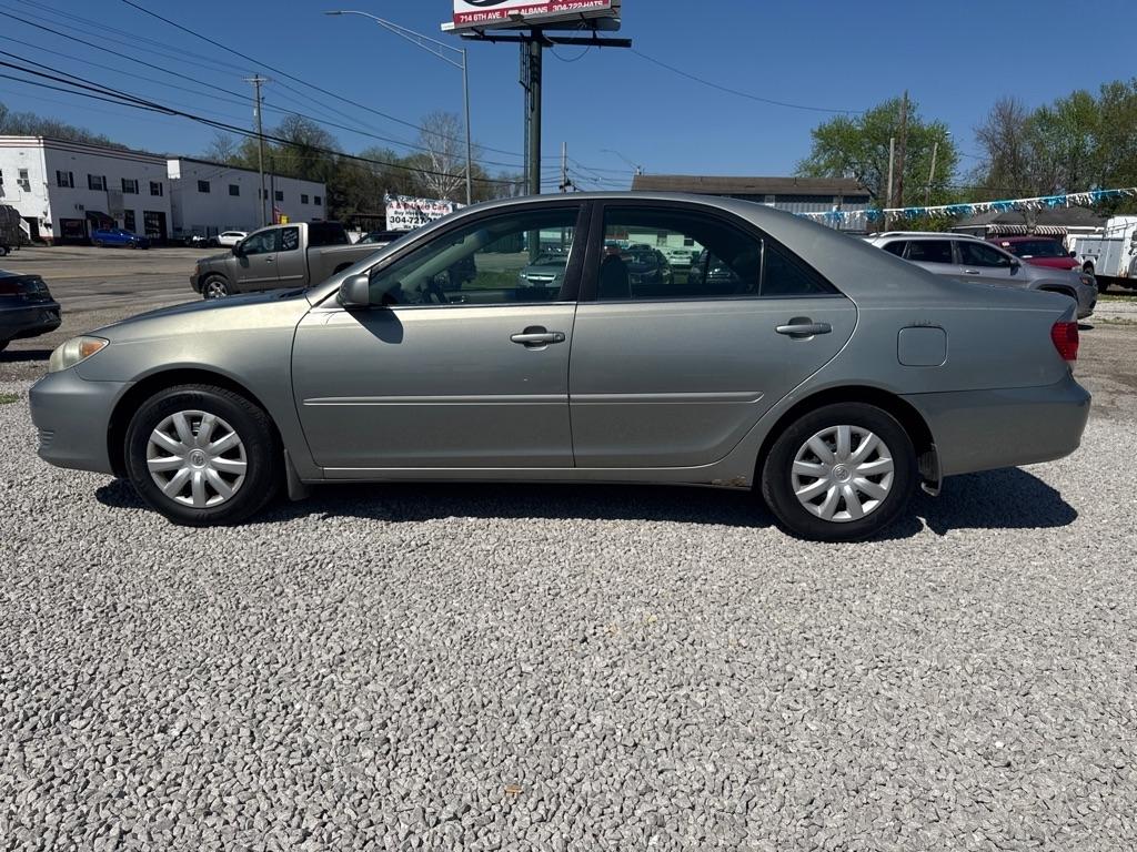 Toyota Camry 4dr Sdn XLE Auto (Natl) 2005