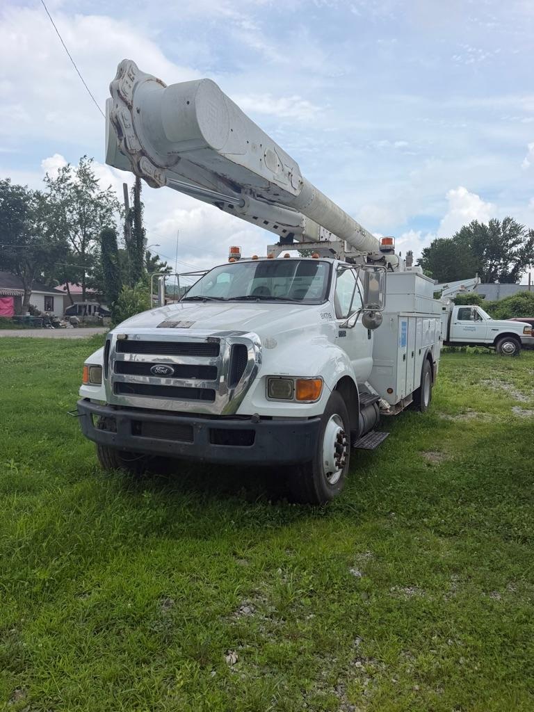 Ford Super Duty F-750 Straight Frame Reg Cab XLT 2011