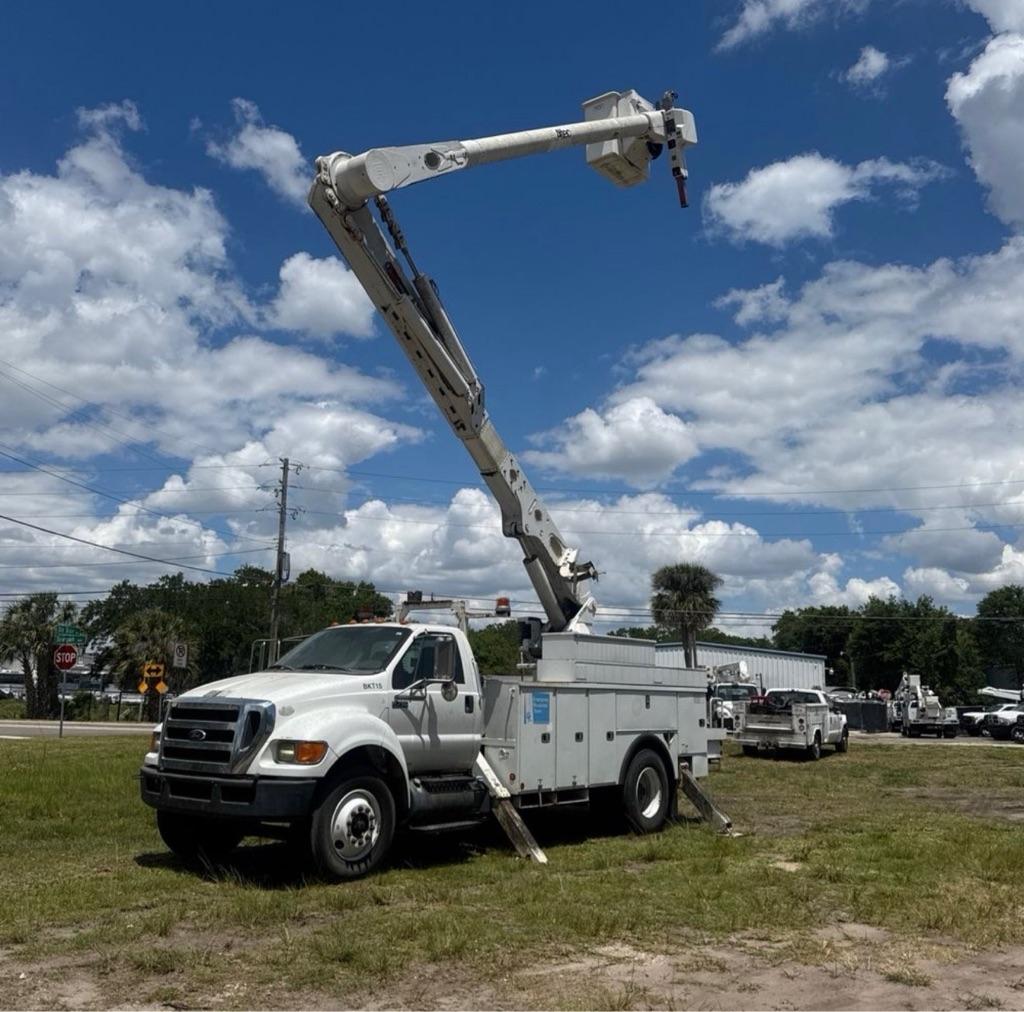 Ford Super Duty F-750 Straight Frame Reg Cab XLT 2011