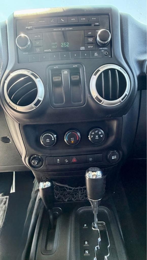 Jeep Wrangler 4WD 2dr Sahara 2013