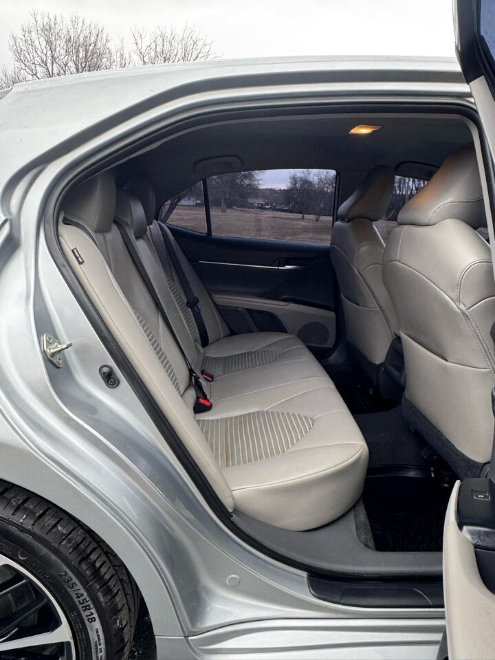 Toyota Camry SE 2020