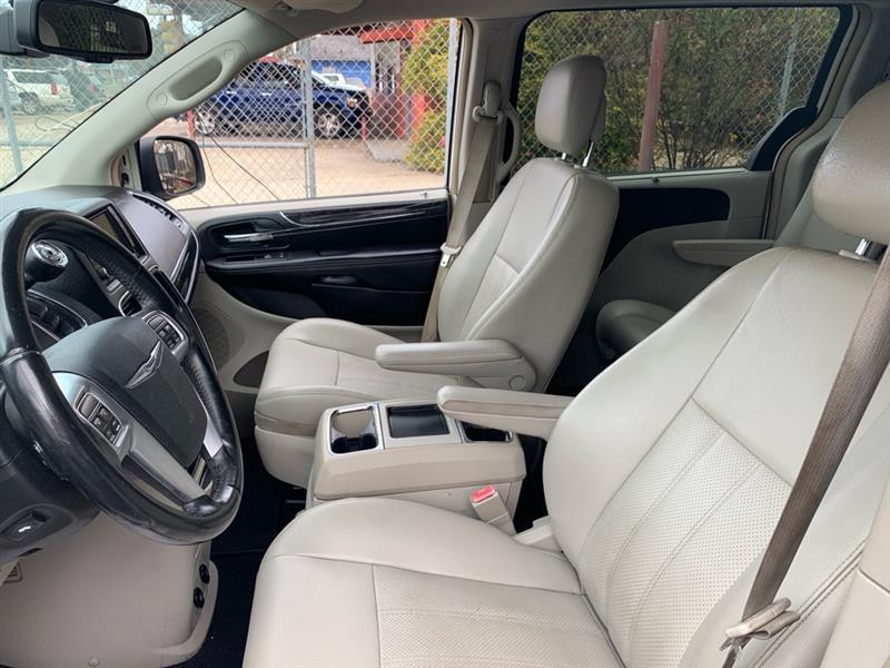 Chrysler Town & Country  2011